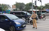 Cảnh sát giao thông đeo khẩu trang, găng tay, sát trùng máy đo nồng độ cồn